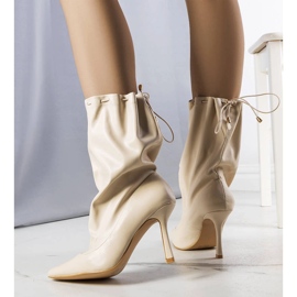Botas beige de tacón alto de Annalise 2