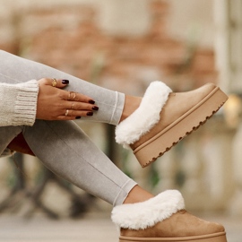 Botas de nieve con parte superior baja con piel en la plataforma Eco Suede Camel Neathoria marrón 2 Botas de nieve con parte superior baja con piel en la plataforma Eco Suede Camel Neathoria marrón 2