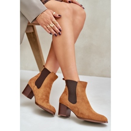 Botas Chelsea en el Camel Eco Suede Post marrón 7