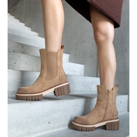 Botas de plataforma masivas beige con abrasiones de Sholla 1