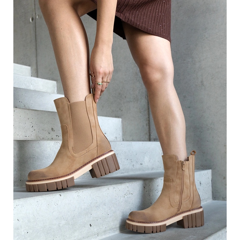 Botas de plataforma masivas beige con abrasiones de Sholla 2