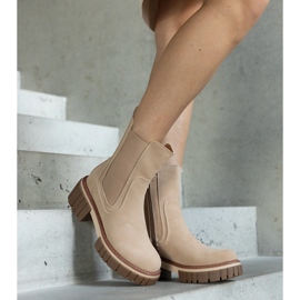 Botas de plataforma masivas de color beige claro con abrasiones de Sholla 4