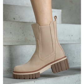 Botas de plataforma masivas de color beige claro con abrasiones de Sholla 1