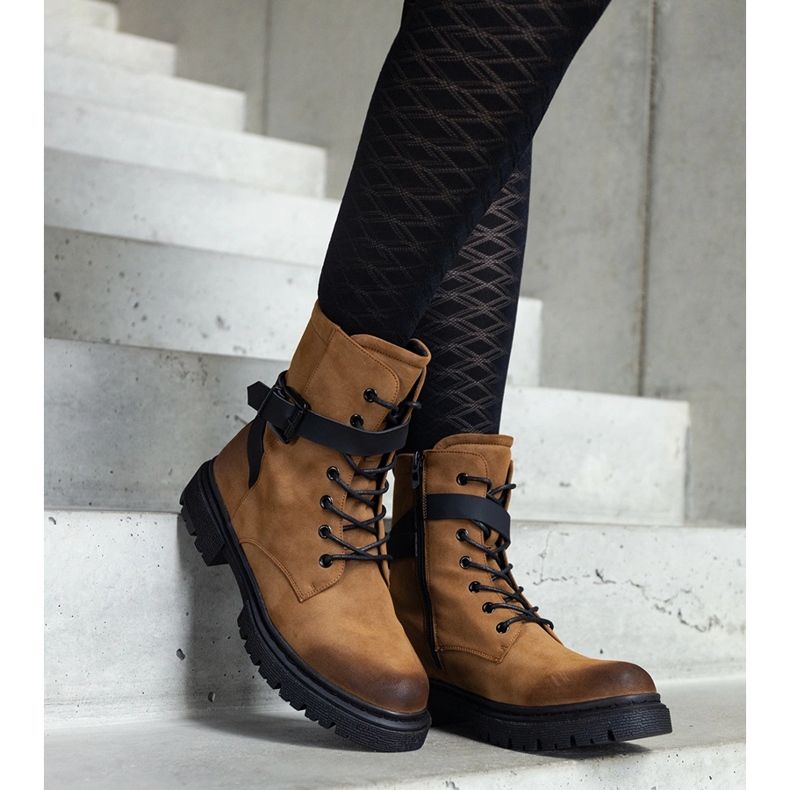 Botas de montaña con aislamiento marrón con abrasiones y correa en las rodillas. 1