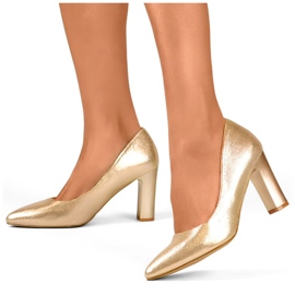 Zapatos de tacón elegantes dorados con plantilla de piel. 2