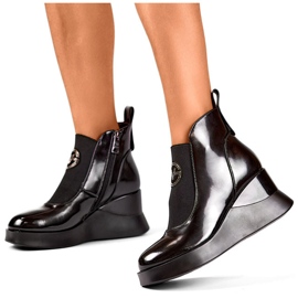 Botines de mujer de piel charol con cuña. Elegantes botines de mujer con aislamiento. negro 3