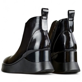 Botines de mujer de piel charol con cuña. Elegantes botines de mujer con aislamiento. negro 2