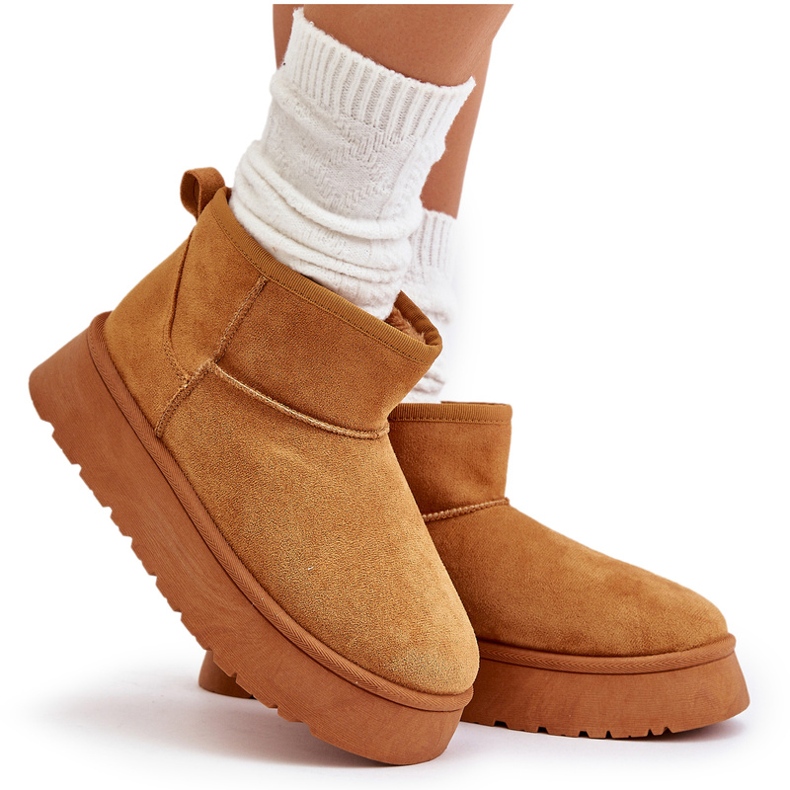 News Botas de nieve de mujeres bajas en la plataforma aislada con pelaje de camello marrón 5 News Botas de nieve de mujeres bajas en la plataforma aislada con pelaje de camello marrón 5