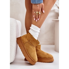 News Botas de nieve de mujeres bajas en la plataforma aislada con pelaje de camello marrón 2 News Botas de nieve de mujeres bajas en la plataforma aislada con pelaje de camello marrón 2