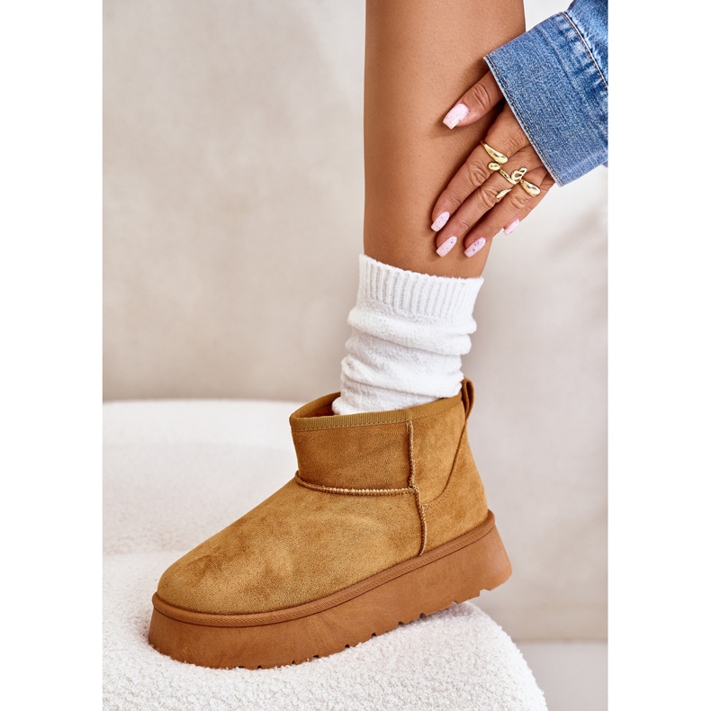 News Botas de nieve de mujeres bajas en la plataforma aislada con pelaje de camello marrón 3 News Botas de nieve de mujeres bajas en la plataforma aislada con pelaje de camello marrón 3