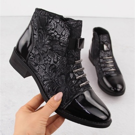 Botines de mujer negros con motivo de flores plateadas Sabatina DM24-08 1