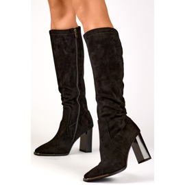 Botas de mujer de ante negro con puntera decorativa. 8