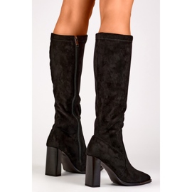 Botas de mujer de ante negro con puntera decorativa. 9