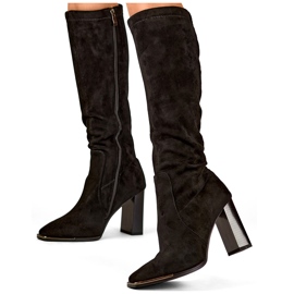 Botas de mujer de ante negro con puntera decorativa. 1
