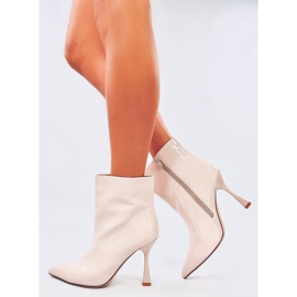 Botines lacados sobre tacón Sylvia Beige 3