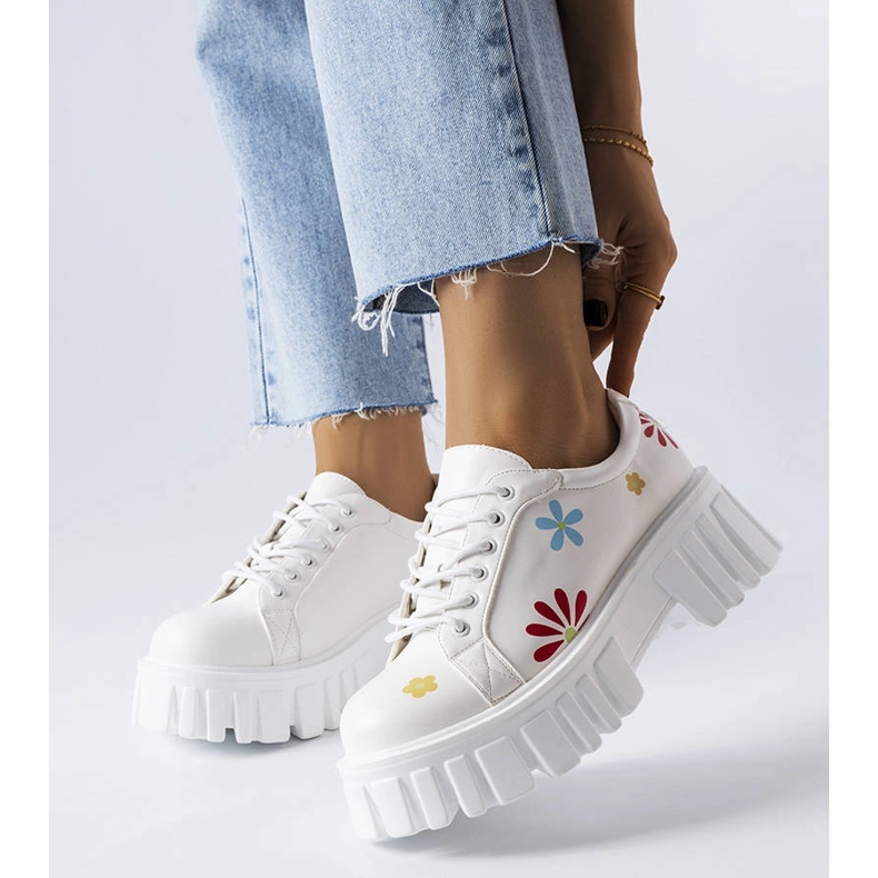 Zapatos brogue blancos decorados con flores Géminis 1