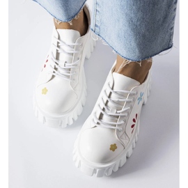Zapatos brogue blancos decorados con flores Géminis 2