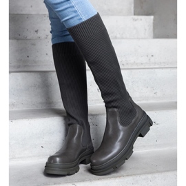 Botas sin cordones verdes con parte superior flexible sobre una enorme suela Elthea 1