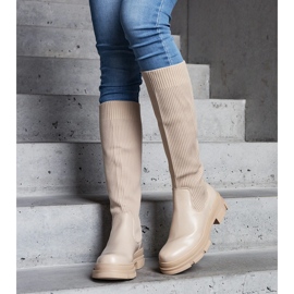 Botas sin cordones beige con parte superior flexible sobre una enorme suela Elthea 1