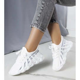 Zapatillas blancas en una suela Beth de moda. blanco 2