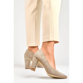 Zapatos de salón para mujer con punta en punta y tacón decorativo, ante beige GD-DO112A-BE 1