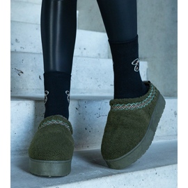 Botas de nieve con plataforma verde con parte superior baja y un patrón Greene bordado 5