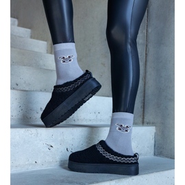 Botas de nieve de plataforma negras con parte superior baja y un patrón Greene bordado negro 1