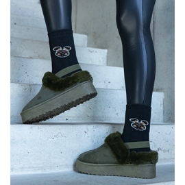 Pantuflas de plataforma verdes decoradas con pelo y con goma elástica en el talón, Frank 1