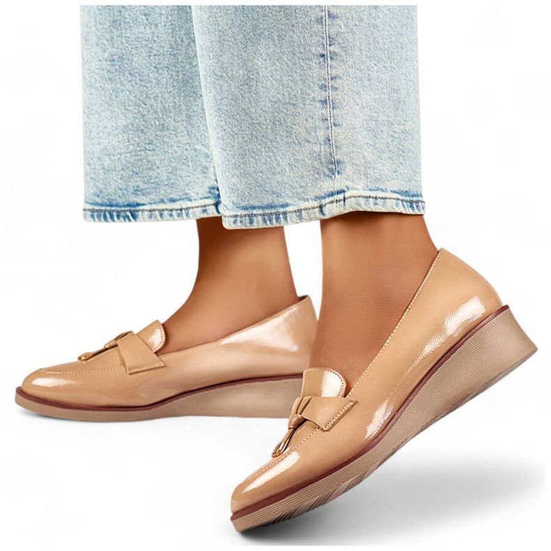 Zapatos de mujer lacados con cuña, beige 24-58266BE 1