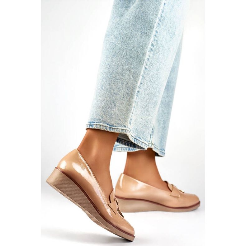 Zapatos de mujer lacados con cuña, beige 24-58266BE 2