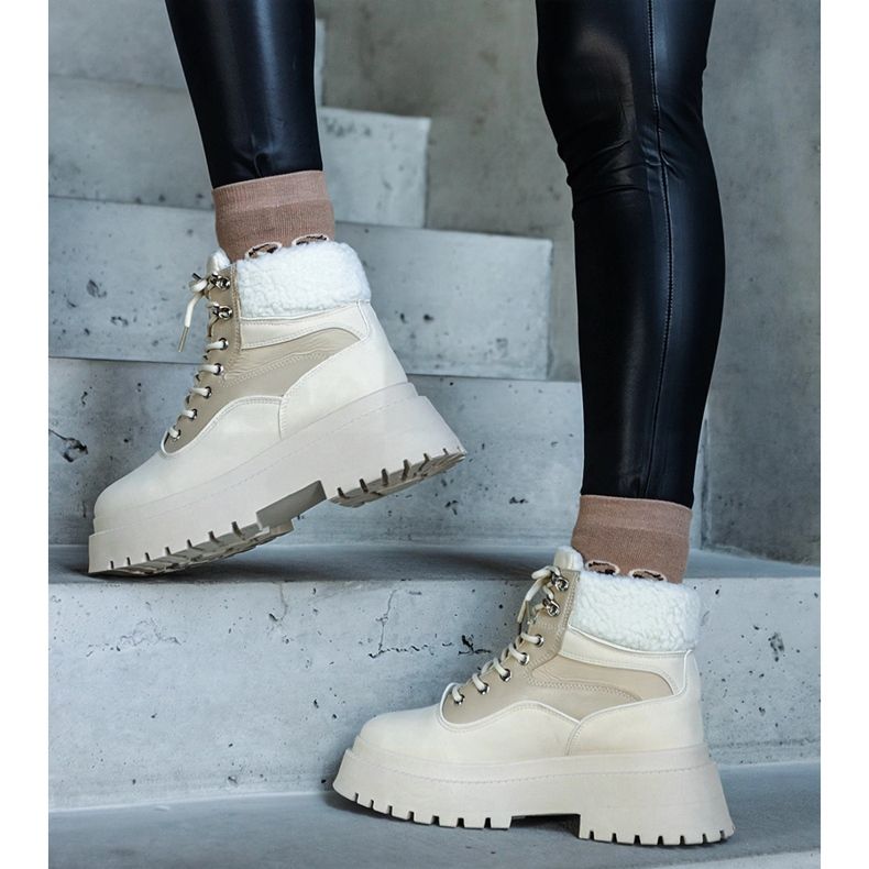 Zapatillas beige con suela gruesa y pelo de Best. 1