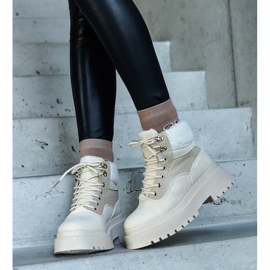 Zapatillas beige con suela gruesa y pelo de Best. 3