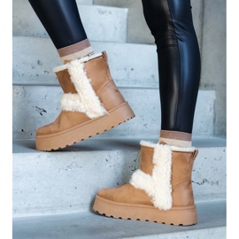 Botas de nieve de ante ecológico beige oscuro con plataforma decorada con pieles de Peters 1