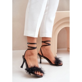 Sandalias de tacón Emilettra negras con plumas negro 2