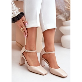 Zapatos de salón de charol Emindria beige con tacón alto 8