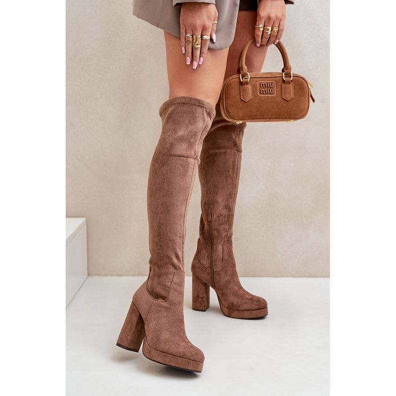Botas de tacón alto y plataforma con pala por encima de la rodilla Ante ecológico Beige oscuro Zistaria 2 Botas de tacón alto y plataforma con pala por encima de la rodilla Ante ecológico Beige oscuro Zistaria 2