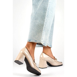Zapatos beige elegantes de charol con tacones altos. 1