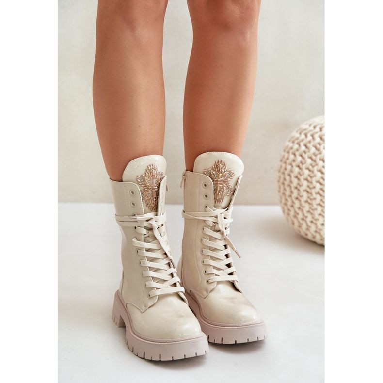 Botines Worker Aislantes De Charol Con Decoración Beige Kelilea 1 Botines Worker Aislantes De Charol Con Decoración Beige Kelilea 1