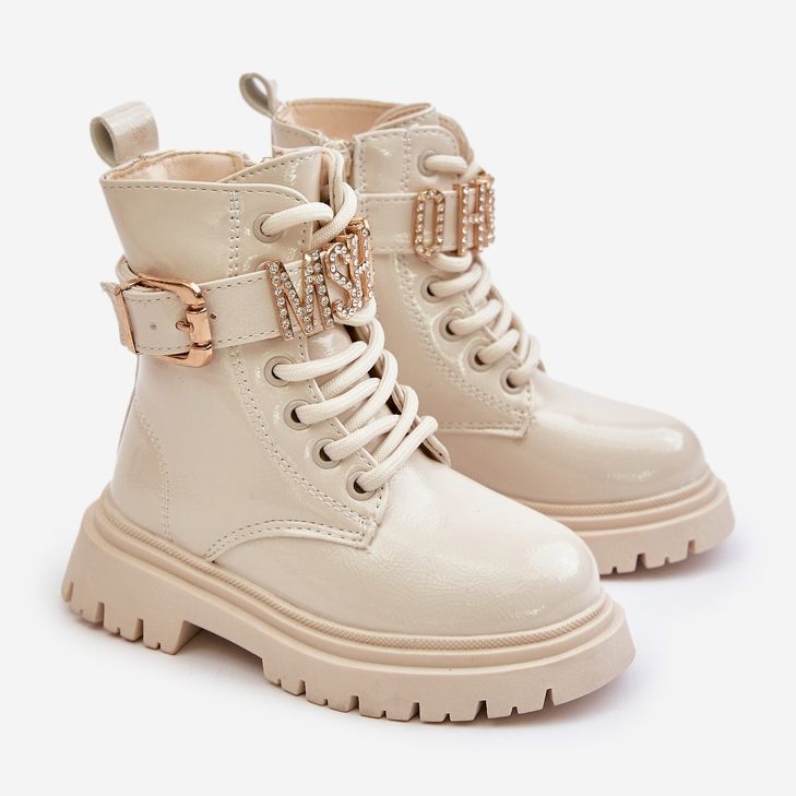 Botas de niña de charol con tira decorativa, beige Gilian 1 Botas de niña de charol con tira decorativa, beige Gilian 1