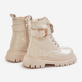 Botas de niña de charol con tira decorativa, beige Gilian 2 Botas de niña de charol con tira decorativa, beige Gilian 2