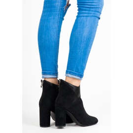 Vices Botas en un poste negro 1