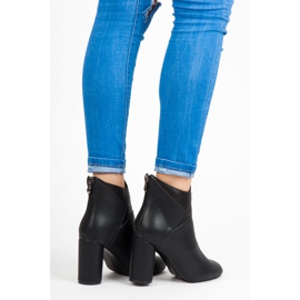 Vices Botas en un poste negro 1 Vices Botas en un poste negro 1