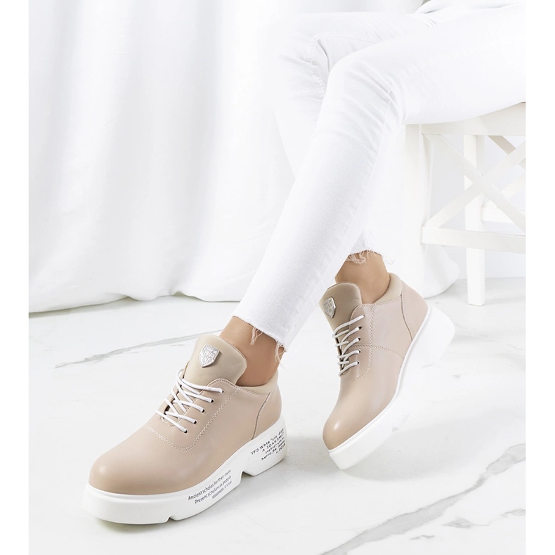 Zapatillas deportivas de mujer en color beige con plataforma. 1