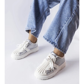 Zapatillas deportivas de mujer plateadas con plataforma. 2 Zapatillas deportivas de mujer plateadas con plataforma. 2