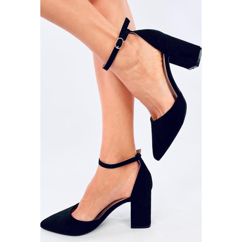 Salón negro de tacón alto con cierre al tobillo. 1