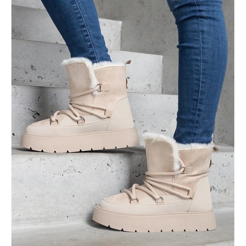 Botas de nieve de mujer beige con plataforma, aisladas con pelo. 1 Botas de nieve de mujer beige con plataforma, aisladas con pelo. 1