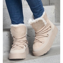 Botas de nieve de mujer beige con plataforma, aisladas con pelo. 2