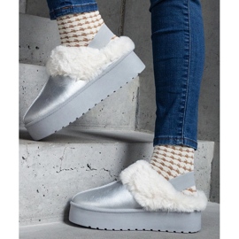 Zapatillas de plataforma plateadas decoradas con pelo y goma elástica en el talón. 1