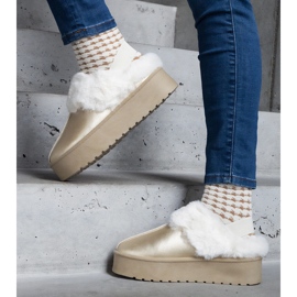 Zapatillas de plataforma doradas decoradas con pelo y goma elástica en el talón. dorado 1
