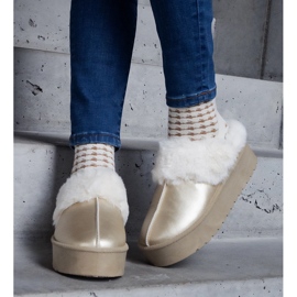 Zapatillas de plataforma doradas decoradas con pelo y goma elástica en el talón. dorado 2